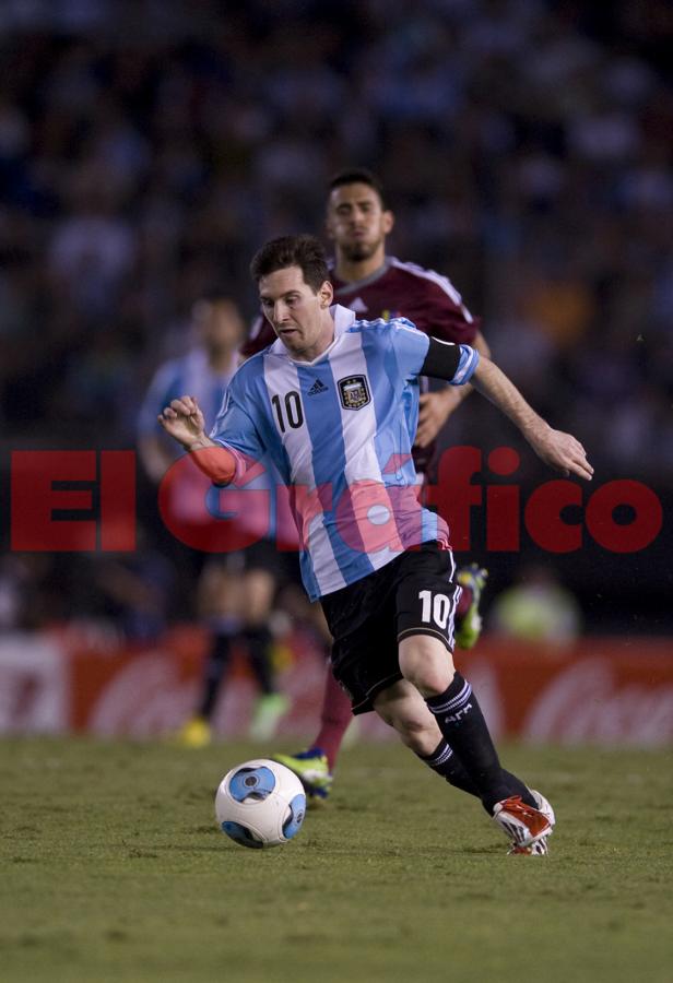 Messi encarando, la pelota al pie. Marca registrada.