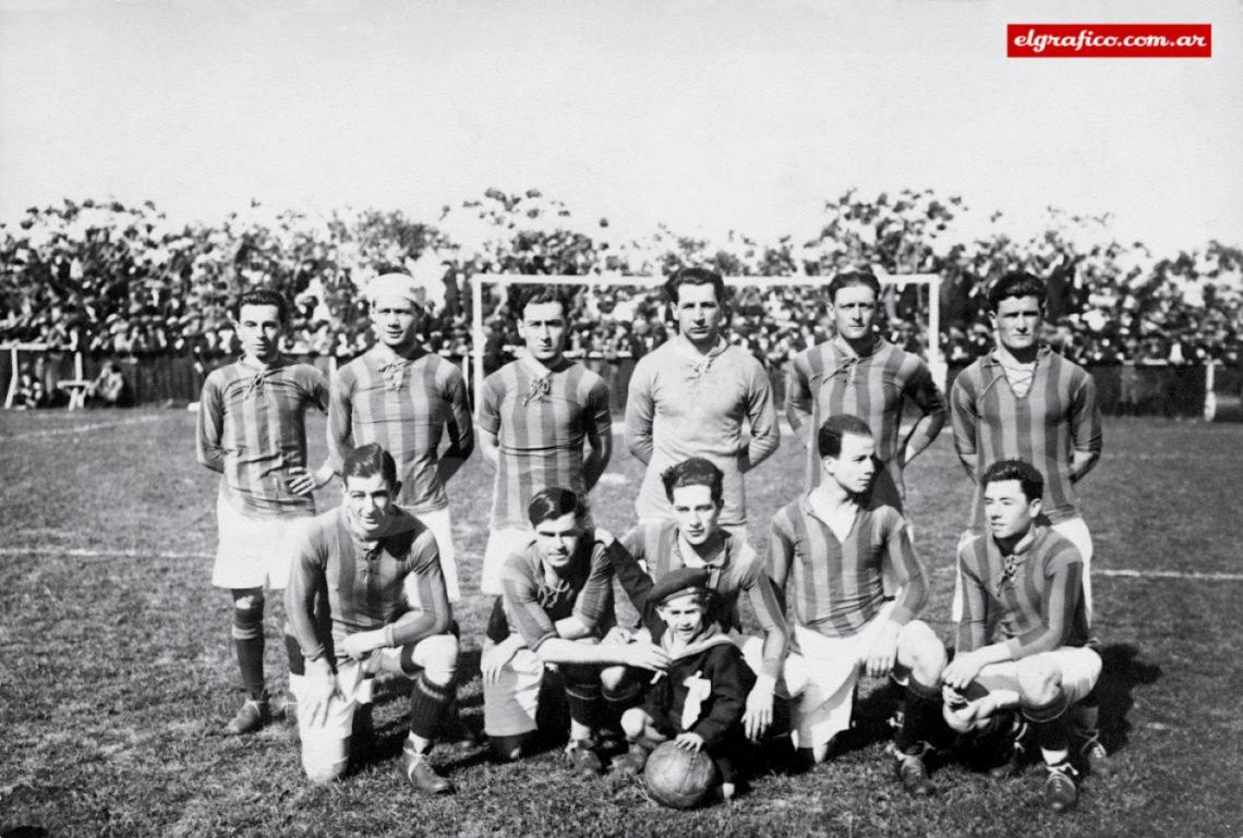 Imagen San Lorenzo campeon 1923 . D. Pérez, A. Sánchez, Omar, Caldano, E. Monti y L. Monti; abajo Carricaberry, L. Acosta, Maglio, A. Valente y Delor.