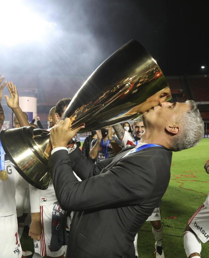 Imagen Crespo alza y besa el trofeo del Paulistão de 2021 logrado con São Paulo.