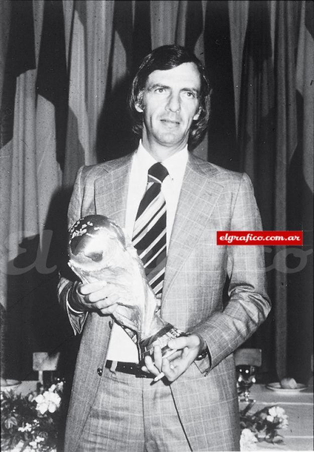 Imagen César Luis Menotti, técnico argentino, con la Copa del Mundo en las manos.