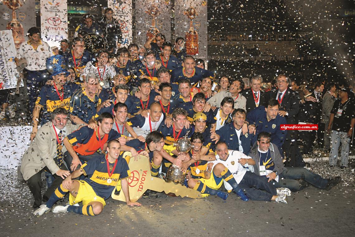 La hora del festejo. El plantel xeneize y la foto para la historia, con la Copa Libertadores presidiendo la escena.