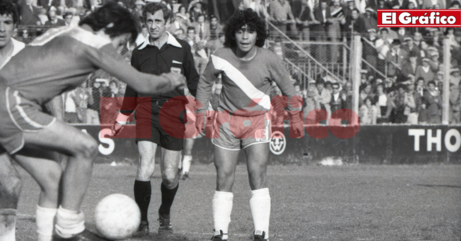 Imagen Diego observa atentamente el partido