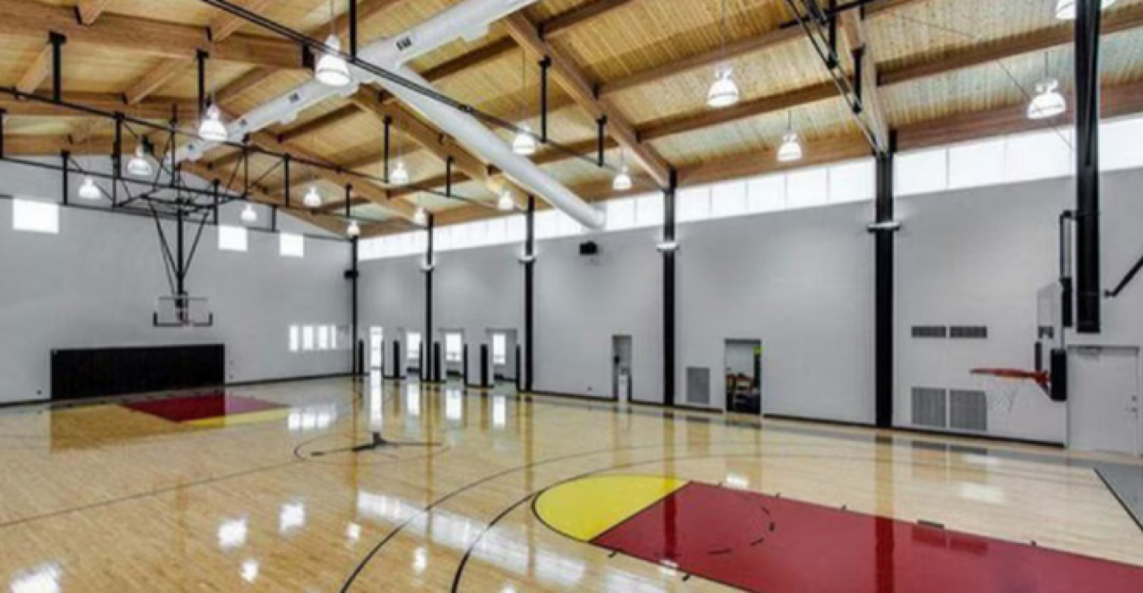 Imagen La cancha de básquet con medidas profesionales de la ex casa de Michael Jordan.