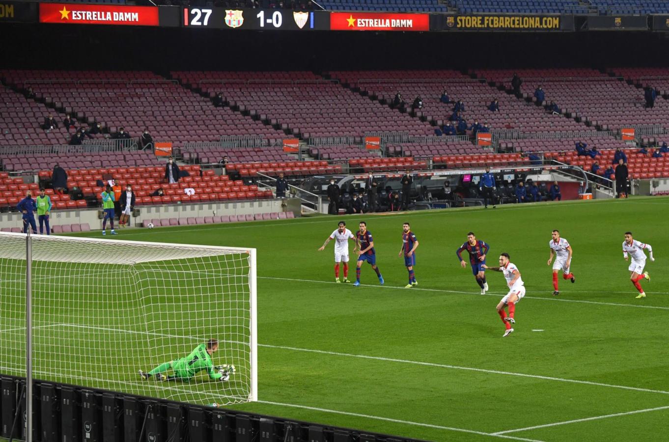 Imagen La jugada que decidió la clasificatoria. Ocampos dispara el penal cruzado y Ter Stegen se lo ataja. Iban 73 minutos y Barcelona ganaba 1-0.