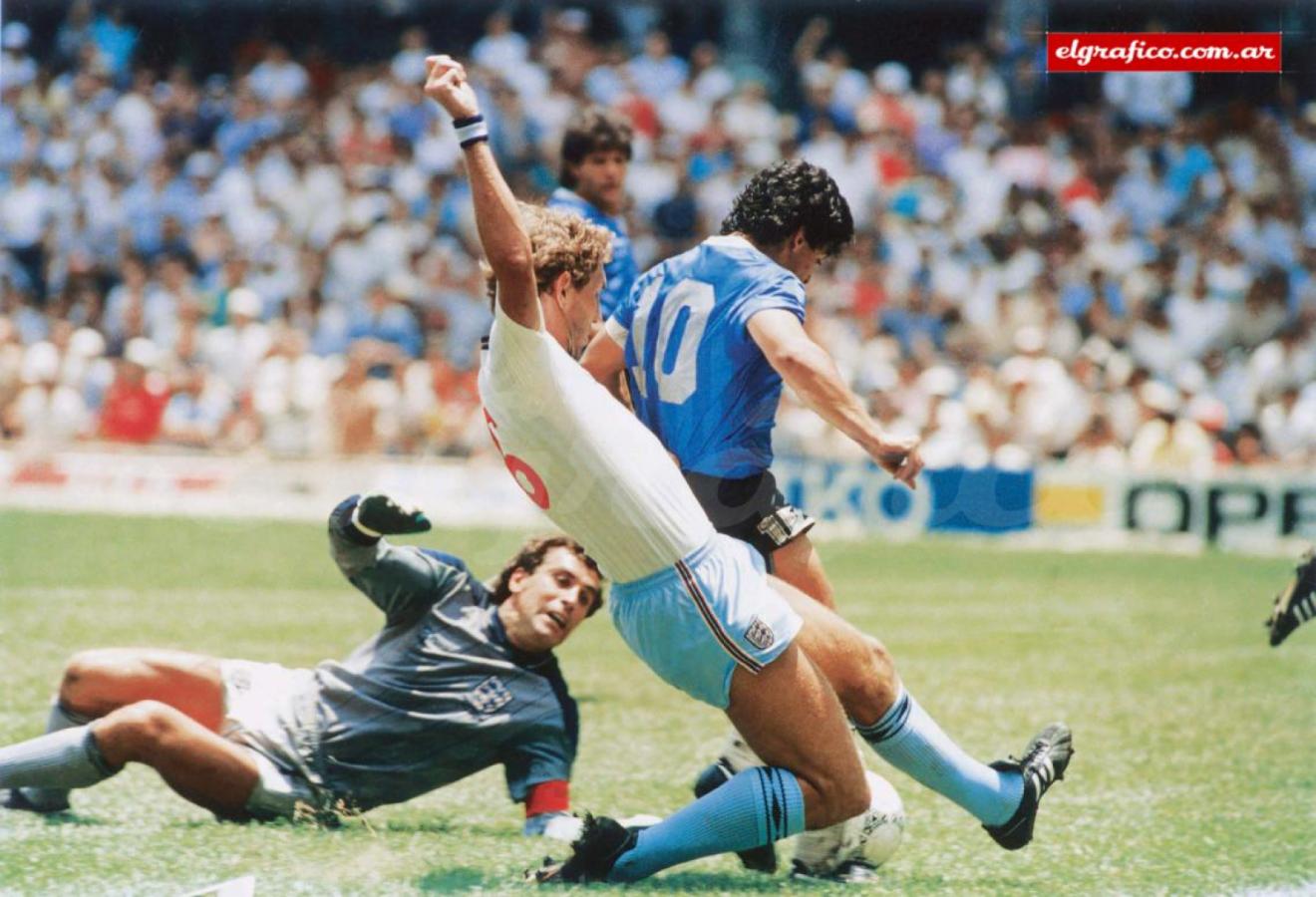 Imagen Diego está a punto de culminar su obra más maravillosa, la que cambiaría la historia del fútbol mundial. También se cambió el Día del Futbolista Argentino a raíz de semejante gol.