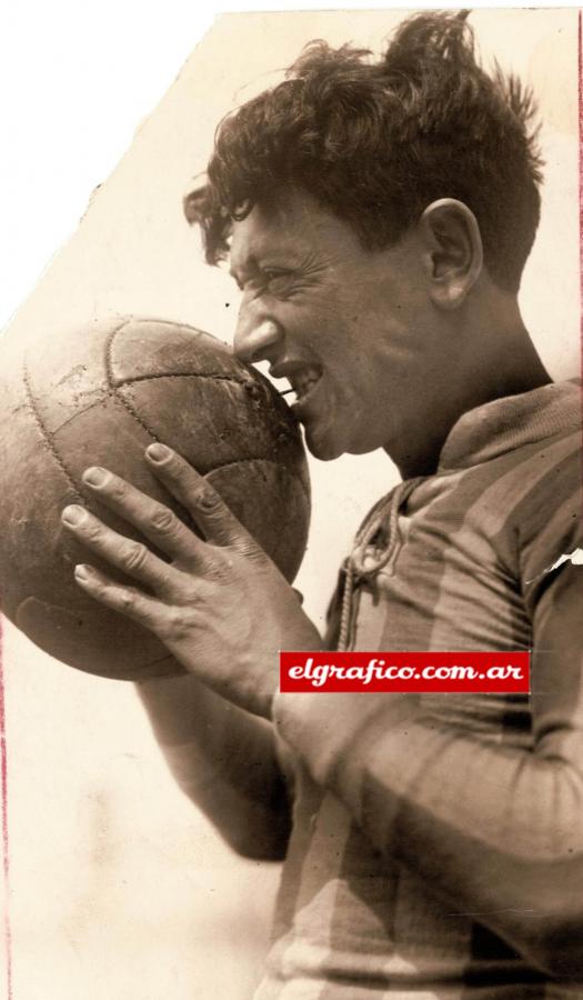 Imagen Gabino Sosa, uno de los mejores de la época se quiere comer la pelota.