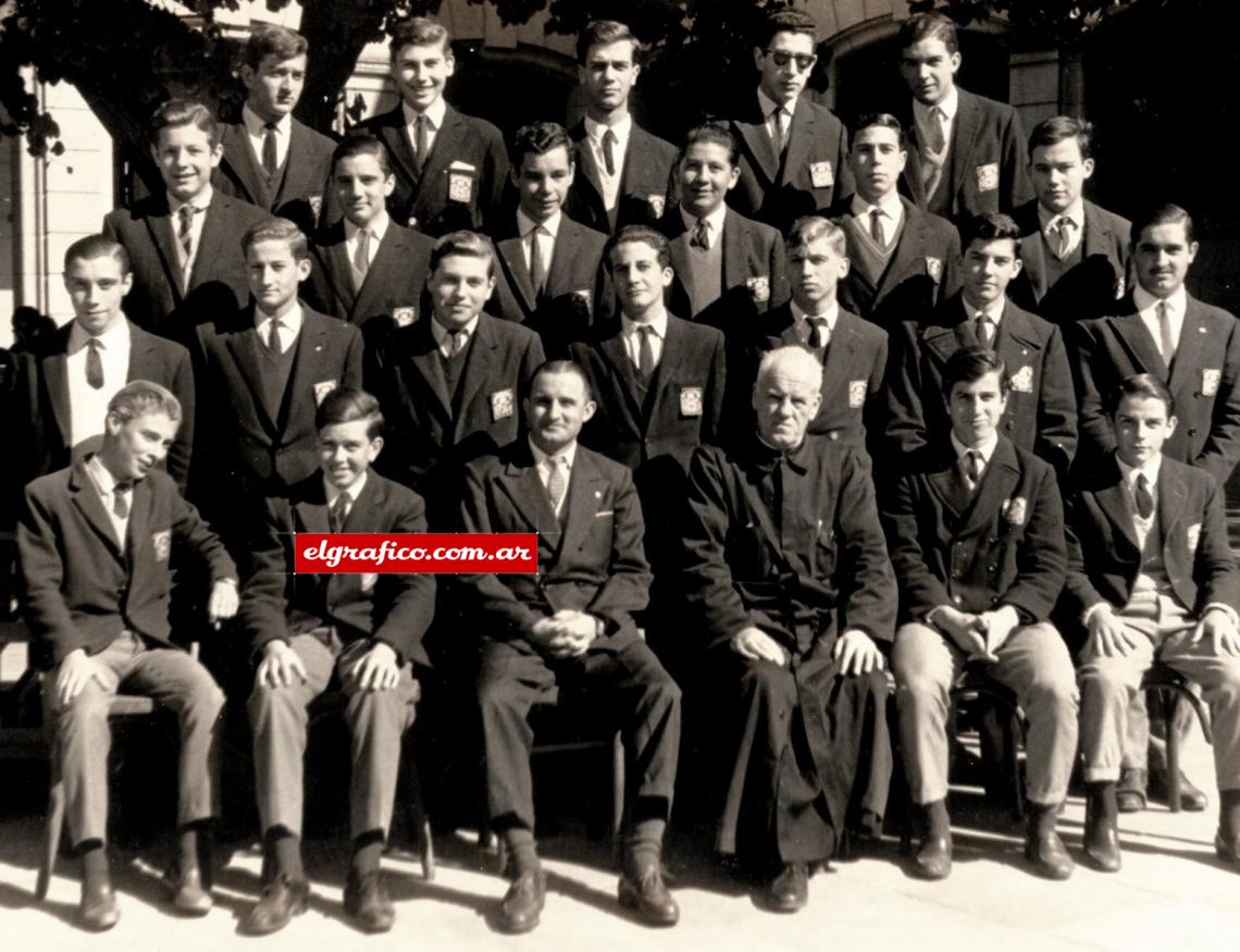 En el San José con sus compañeros de bachiller: "Soy el que esta arriba del padre".