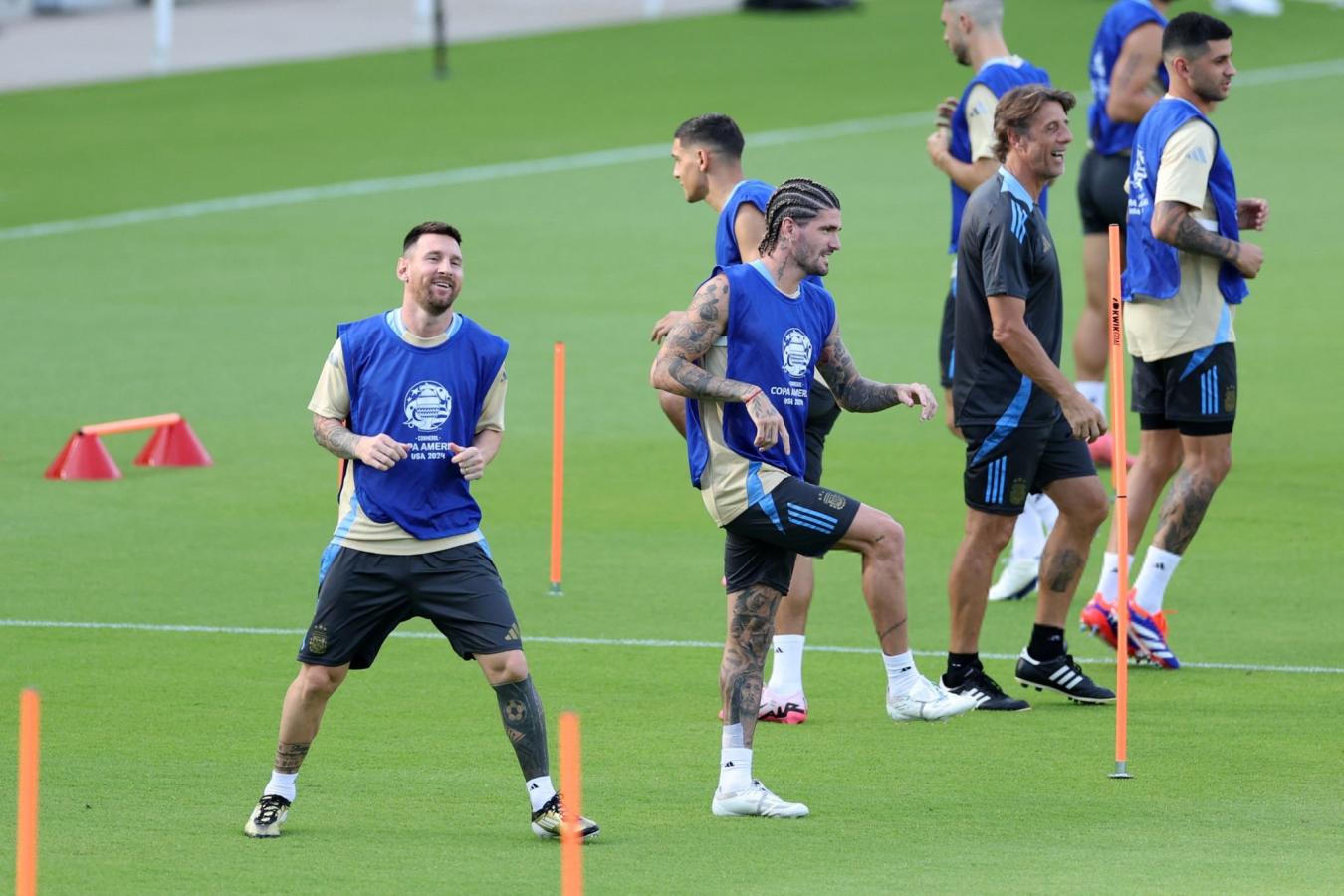 Imagen Sonriente y enchufado. Messi trabajó a la par del resto. De Paul, siempre a su lado.