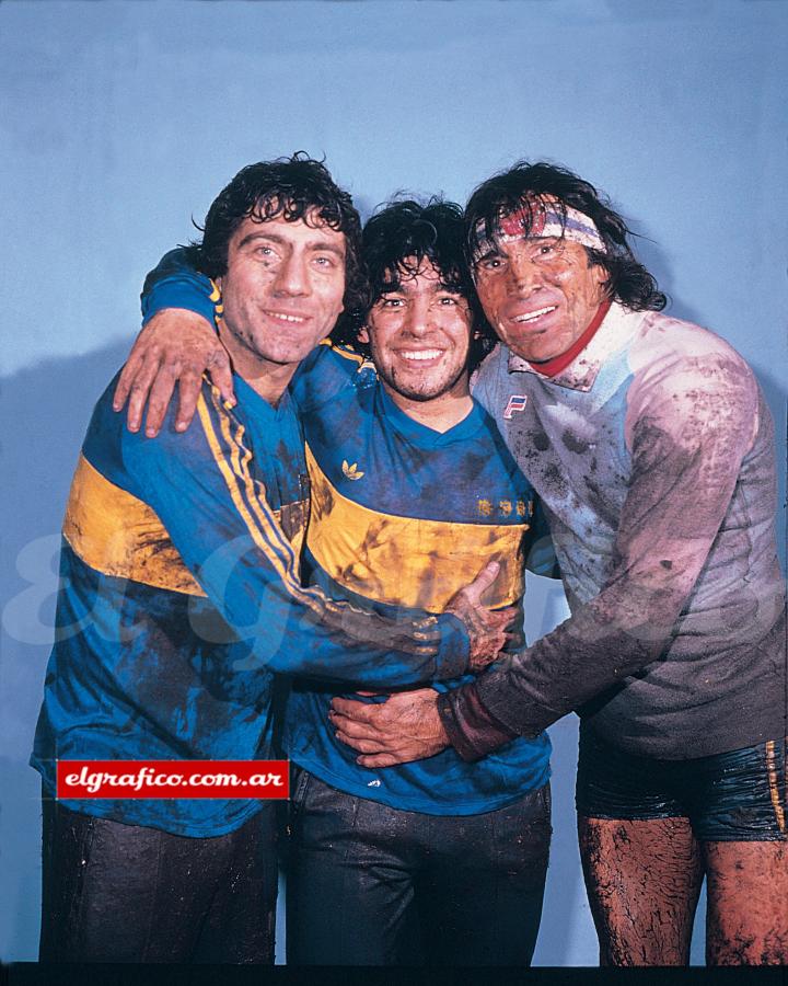 Imagen Miguel Angel Brindisi con Diego Armando Maradona y Hugo Orlando Gatti. Tres figuras trascendentales del fútbol argentino.