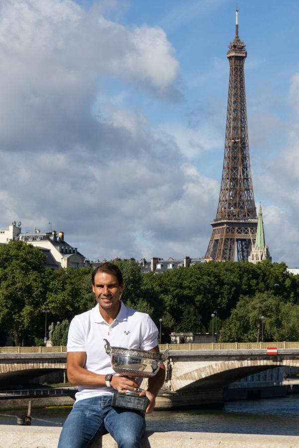 Imagen Rafael Nadal, con la Copa de los Mosqueteros al borde del Río Sena.