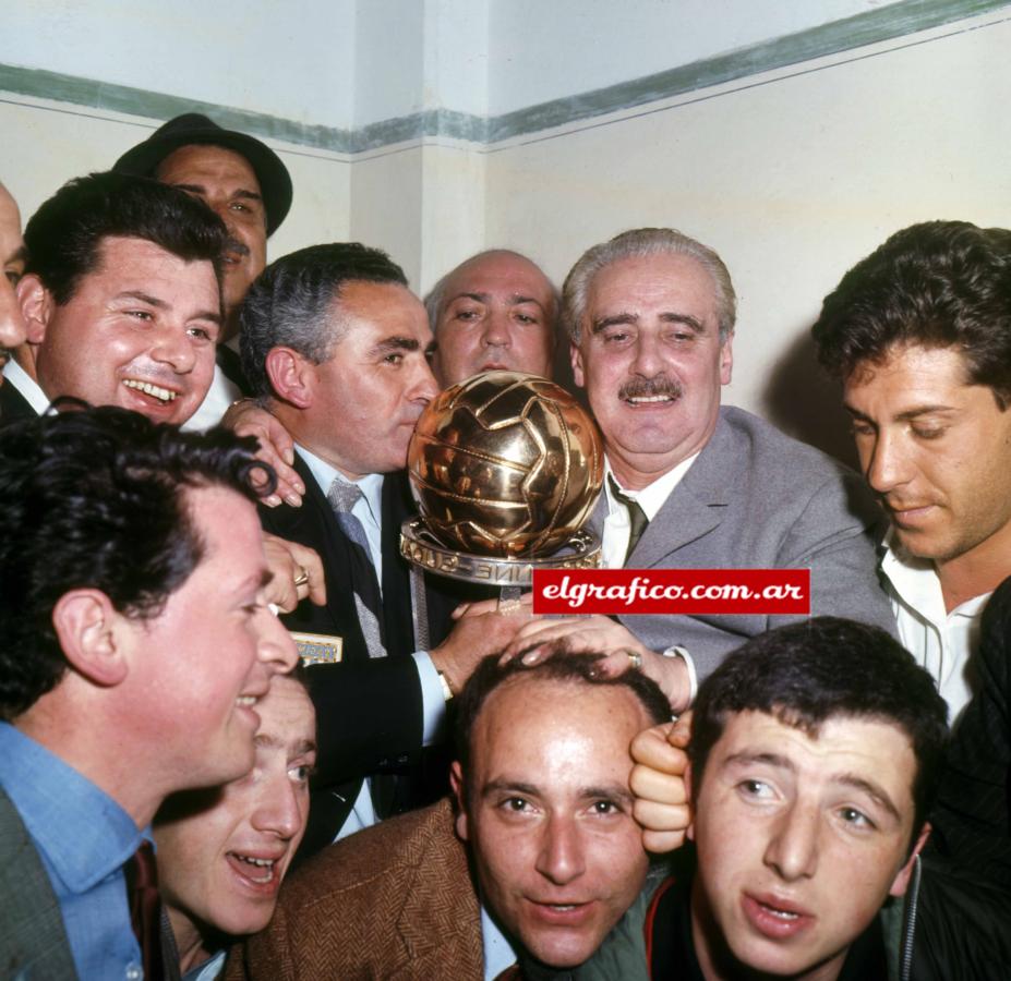 Imagen Besando la Copa Intercontinental, un título que festejó todo el país.
