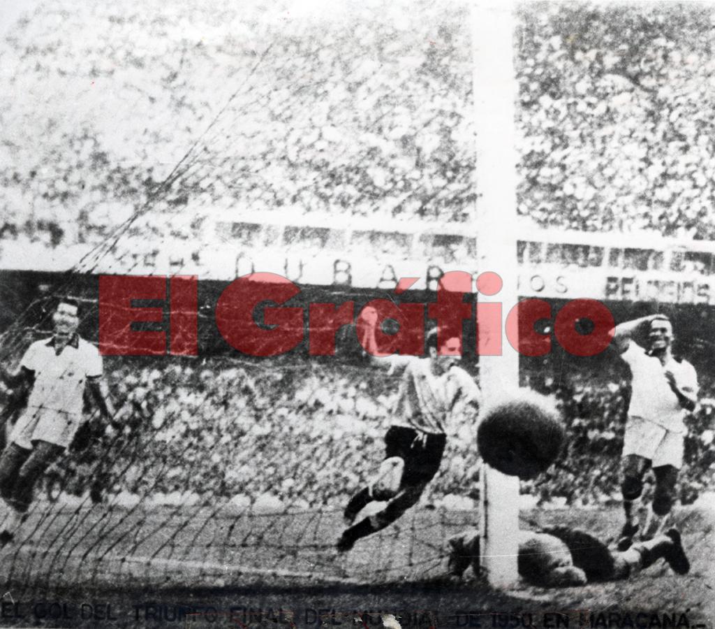 Imagen Alcides Ghiggia anota el 2-1 para Uruguay. Comenzaba el mito del "Maracanazo"