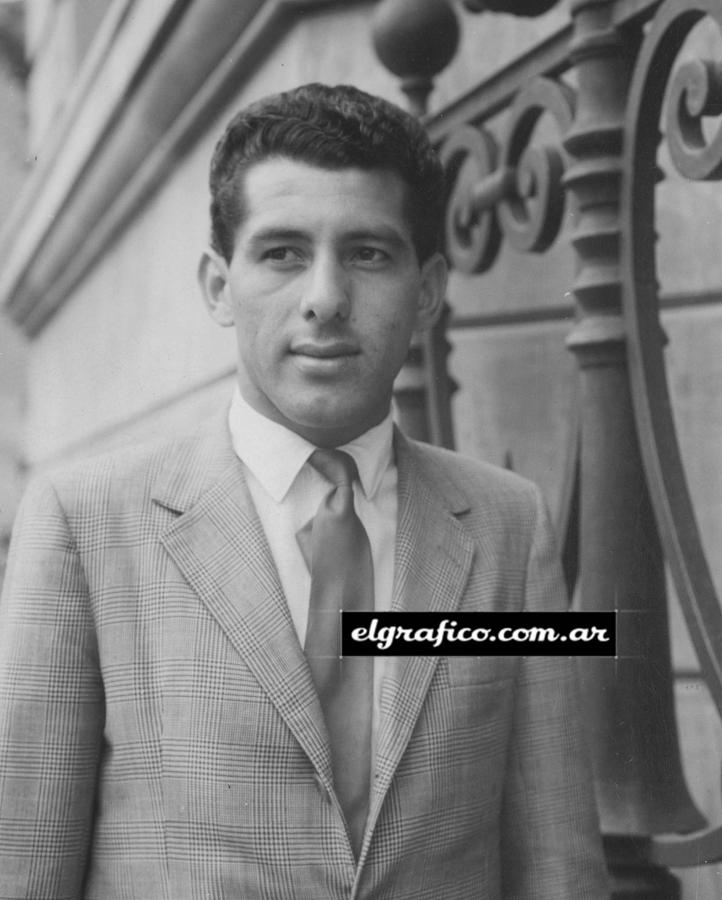 Imagen Juárez pasó a Huracán en 1961 donde tuvo un notable rendimiento que lo llevó a la selección argentina. Después de un breve pasó por River, jugó en Central y emigró al fútbol paraguayo para terminar su carrera.
