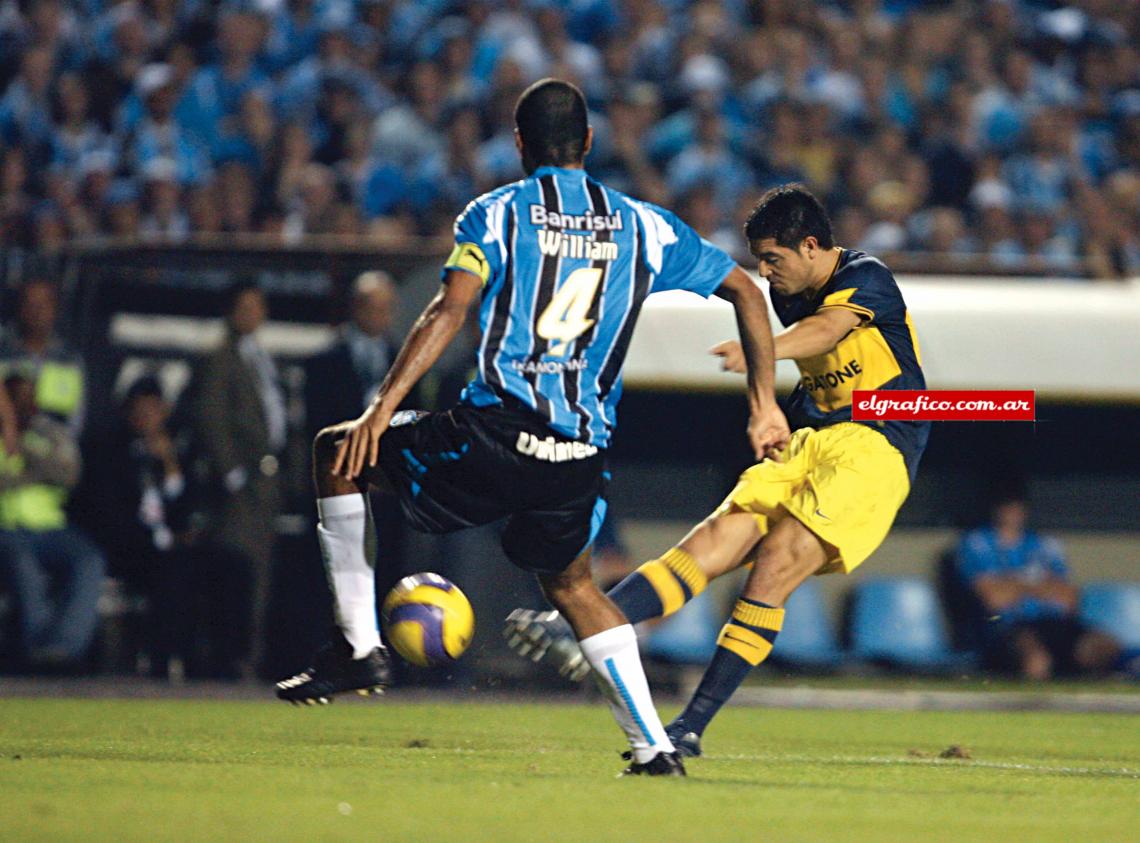 Imagen En la serie final de la Copa Libertadores frente a Gremio, Riquelme brinda, quizás, la actuación más deslumbrante de su carrera. Convirtiendo un gol en 3-0 en la Boca, y los dos en Porto Alegre. La foto es el disparo del primer gol, una joya para la historia.