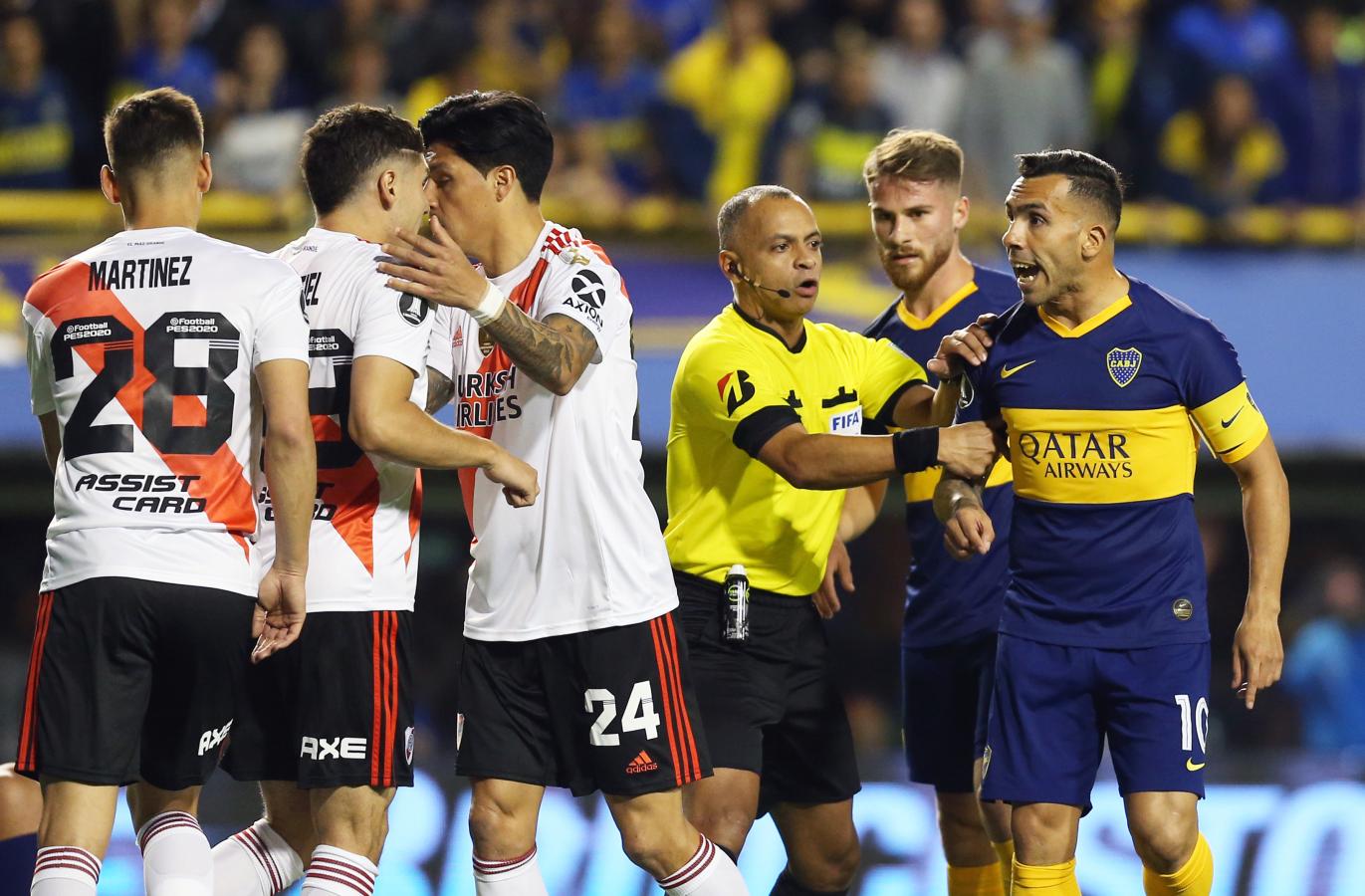 Imagen El brasileño fue criticado por los hinchas del Millonario por la gran cantidad de faltas en contra que cobró ese día.