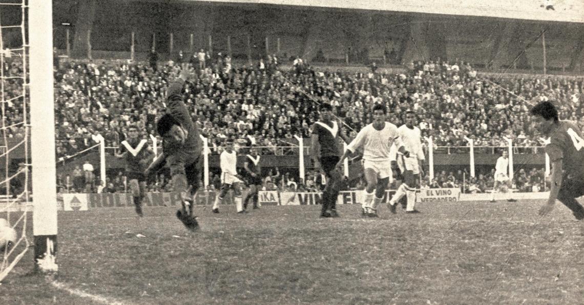 Imagen Huracán se pone a tiro y el partido se va a las nubes. Esquive de Araquem, pelota para Tedesco, centro, rebote, y Olmedo que la clava desde el borde del área junto a un palo. 2 a 1... y faltaban 25 minutos.