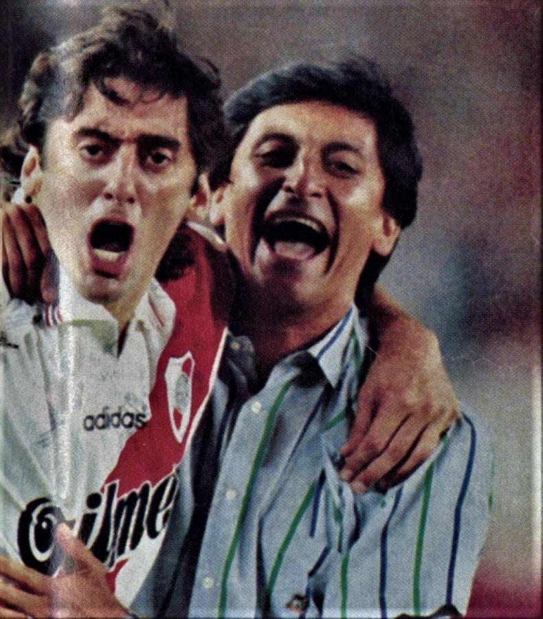 Imagen El grito con algo de bronca de Francescoli y el grito con alegría de Ramón Díaz. Fue en el abrazo del primer gol de River. 