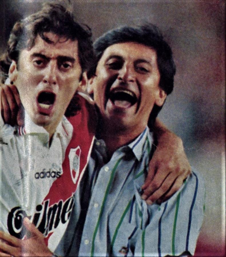 Imagen El grito con algo de bronca de Francescoli y el grito con alegría de Ramón Díaz. Fue en el abrazo del primer gol de River.