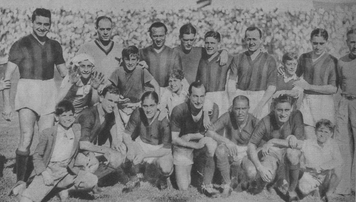 Imagen Equipo de San Lorenzo, ganador del primer clásico del año. De izquierda a derecha, de ole: González, Giuliano (masajista), Farías, Guaico, Colombia, Terzolo, Morales y Stábile (entrenador). Agachados: Vidal, Fabrini, Lángara, Waldemar y Núñez.