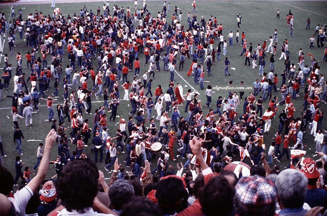 Imagen La última vez que vimos una vuelta olímpica impecable fue este verano en la Copa de Oro en Mar del Plata, ganada por Boca. La que intentó dar Argentinos el domingo fue un verdadero caos.