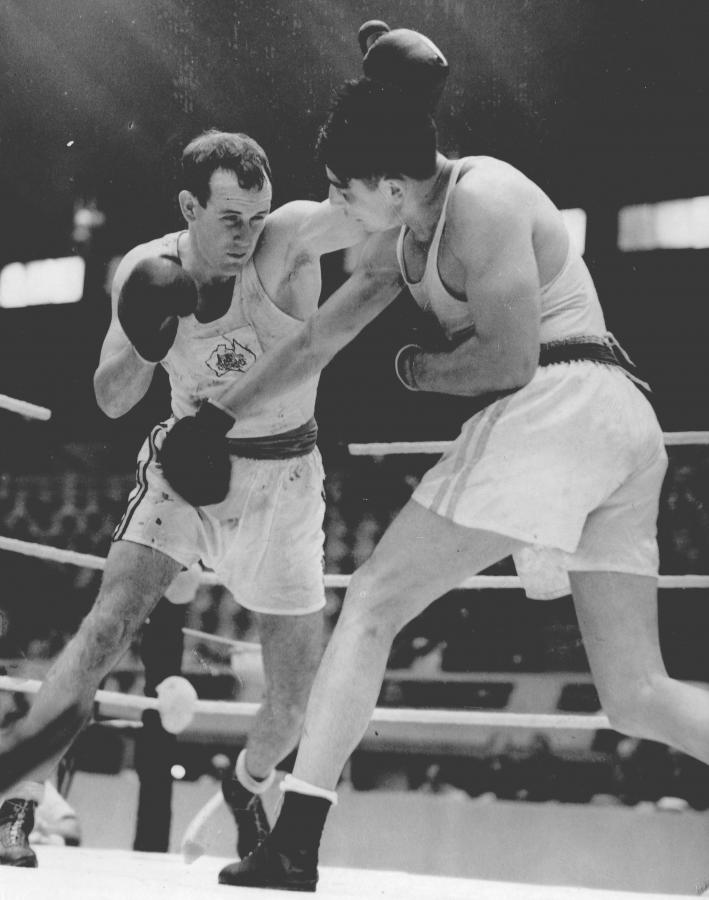 Imagen Haciendo un esfuerzo extraordinario, el porteño Mauro Cía saca un tremendo golpe con su mano derecha lesionada, en la pelea por la medalla de bronce ante el australiano Adrian Holmes. 