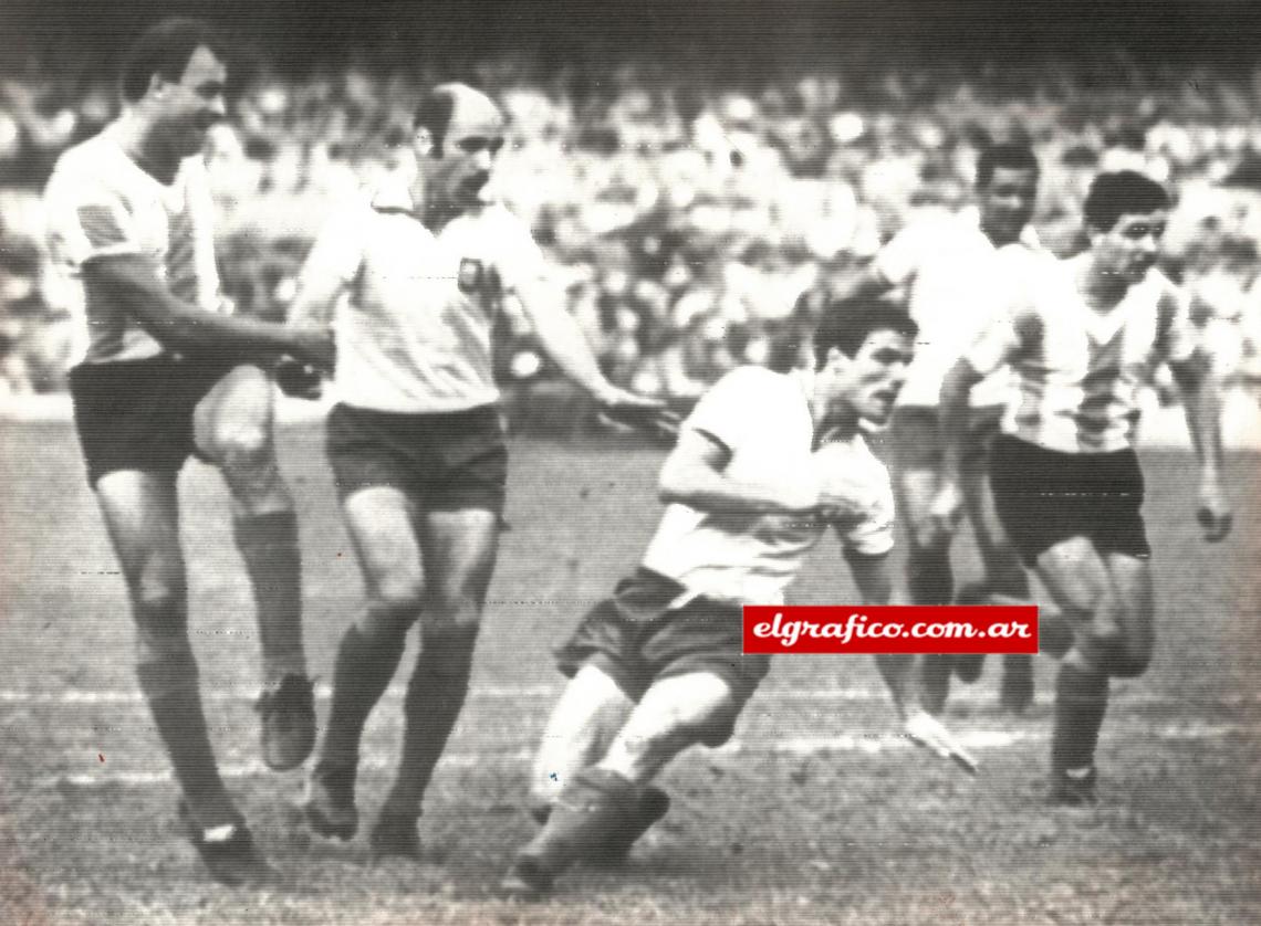 Imagen ¡Gol argentino frente a Portugal.! Rojas le da con el pie izquierdo, Germano y Gomes llegaron tarde. Artime viene acompañando, Coluna también. Fue 2 a 0 con goles de Rendo y "El Tronco".