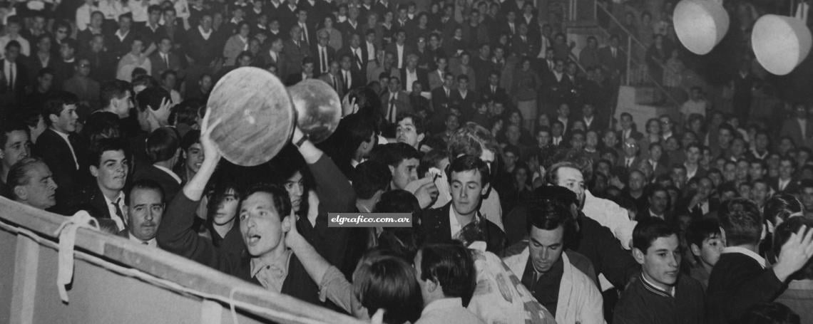 Imagen El símbolo de una pasión. El ídolo aclamado por su ciudad, La copa en alto que enmarca la conquista de uno de sus tantos triunfos. Cuando la recepción a los campeones argentinos de 1966 —el primer título nacional que logró Fruet—, Bahía Blanca asistió, frente al teatro Municipal, a la apoteosis popular más espectacular de su historia. ¡Cuarenta mil personas vivaron a los campeones! "Eso es lo lindo que tiene Bahía: aquí todos respiramos básquet..."