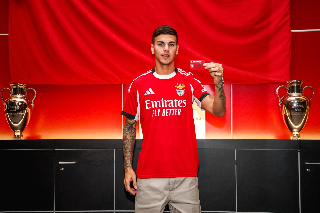 Imagen Enzo Barrenechea fue presentado como nuevo refuerzo de Benfica.