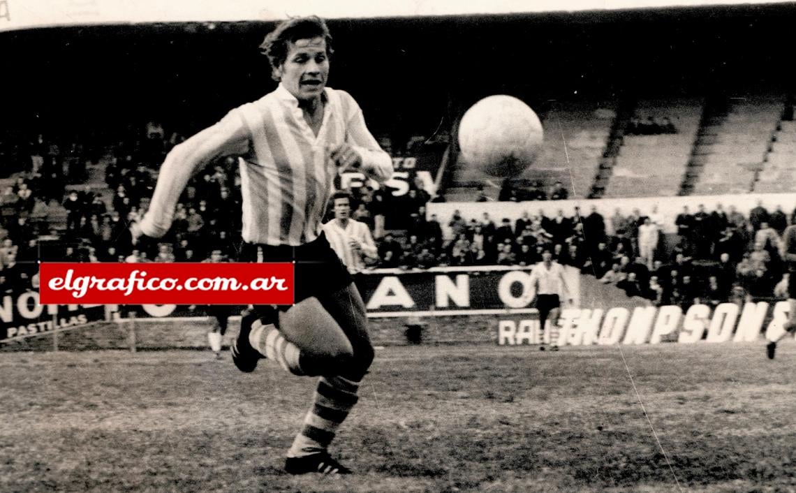 Imagen “Cada uno sabe lo que es... Y yo sé que tengo mis limitaciones... Que no soy un jugador lujoso. Pero, me gusta salir de la cancha sin reprocharme nada. Por eso a veces reconozco que corro demasiado, que me pierdo en el campo... Pero, es mi temperamento ¿se da cuenta?”