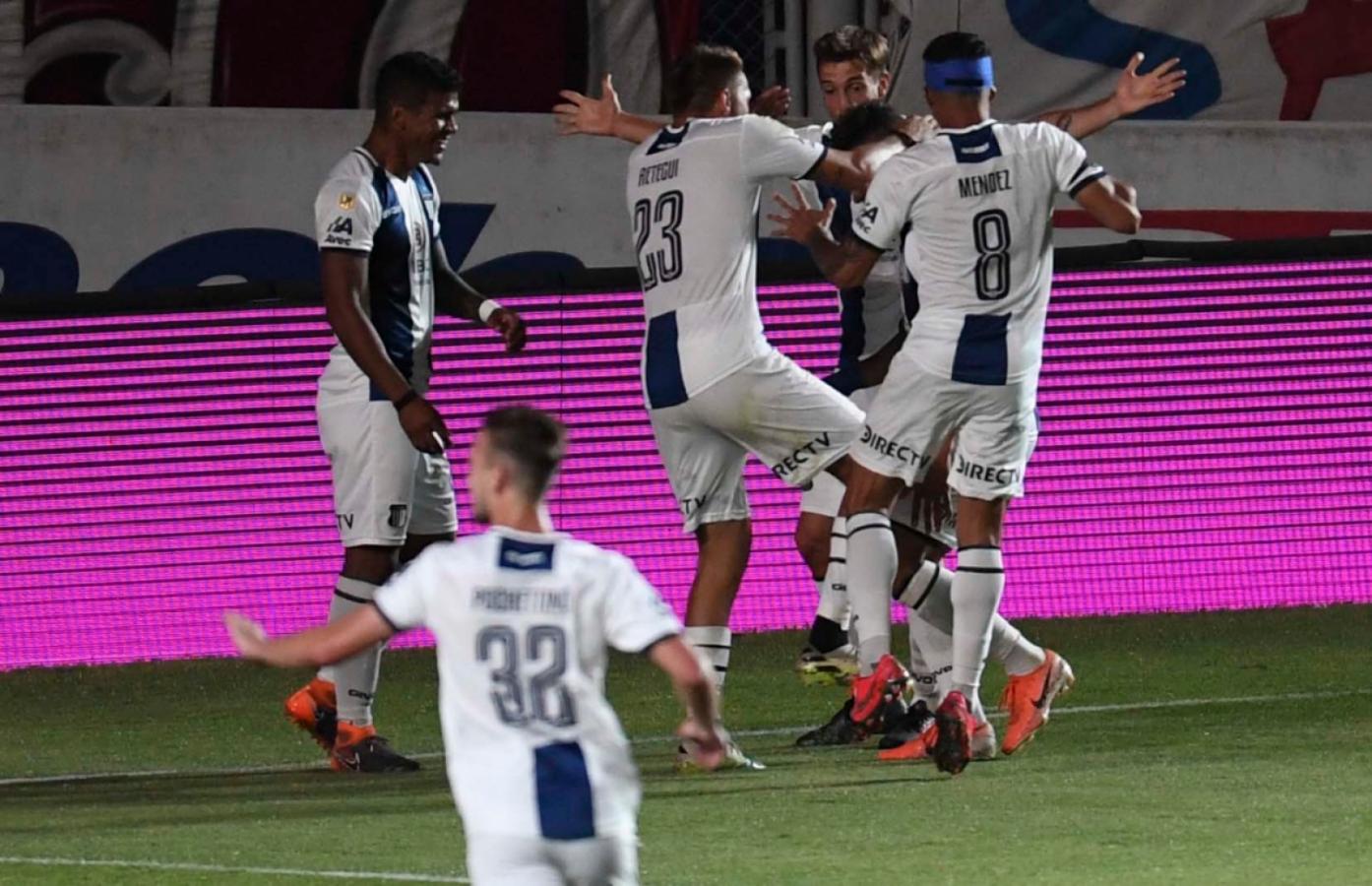Los compañeros abrazan a Valoyes, autor del segundo gol de Talleres. Foto: Fernando Gens (pool Argra)