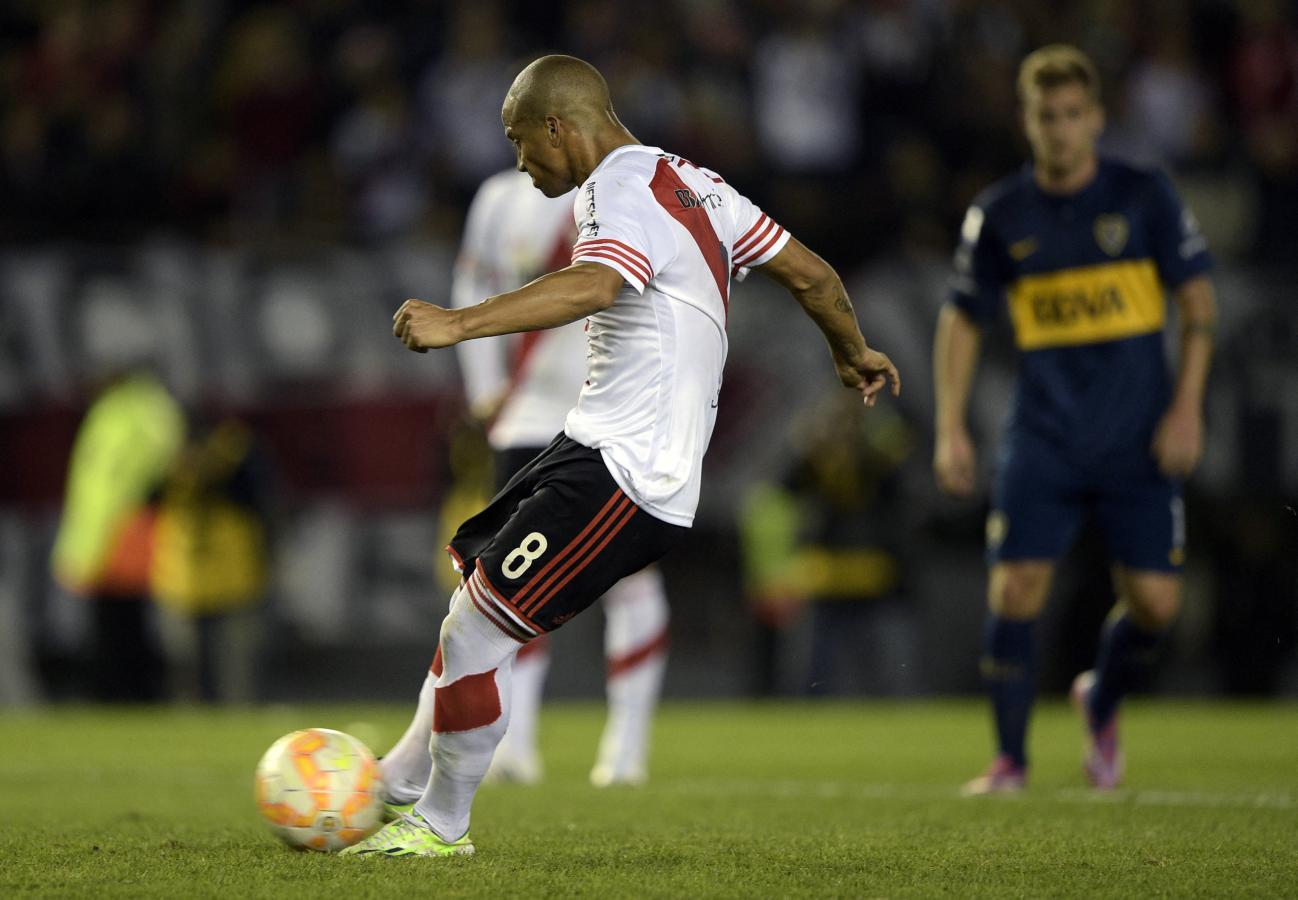 Imagen Carlos Sánchez superó a Agustin Orion y le dio la victoria 1-0 a River por la Copa Libertadores 2015 (JUAN MABROMATA / AFP)