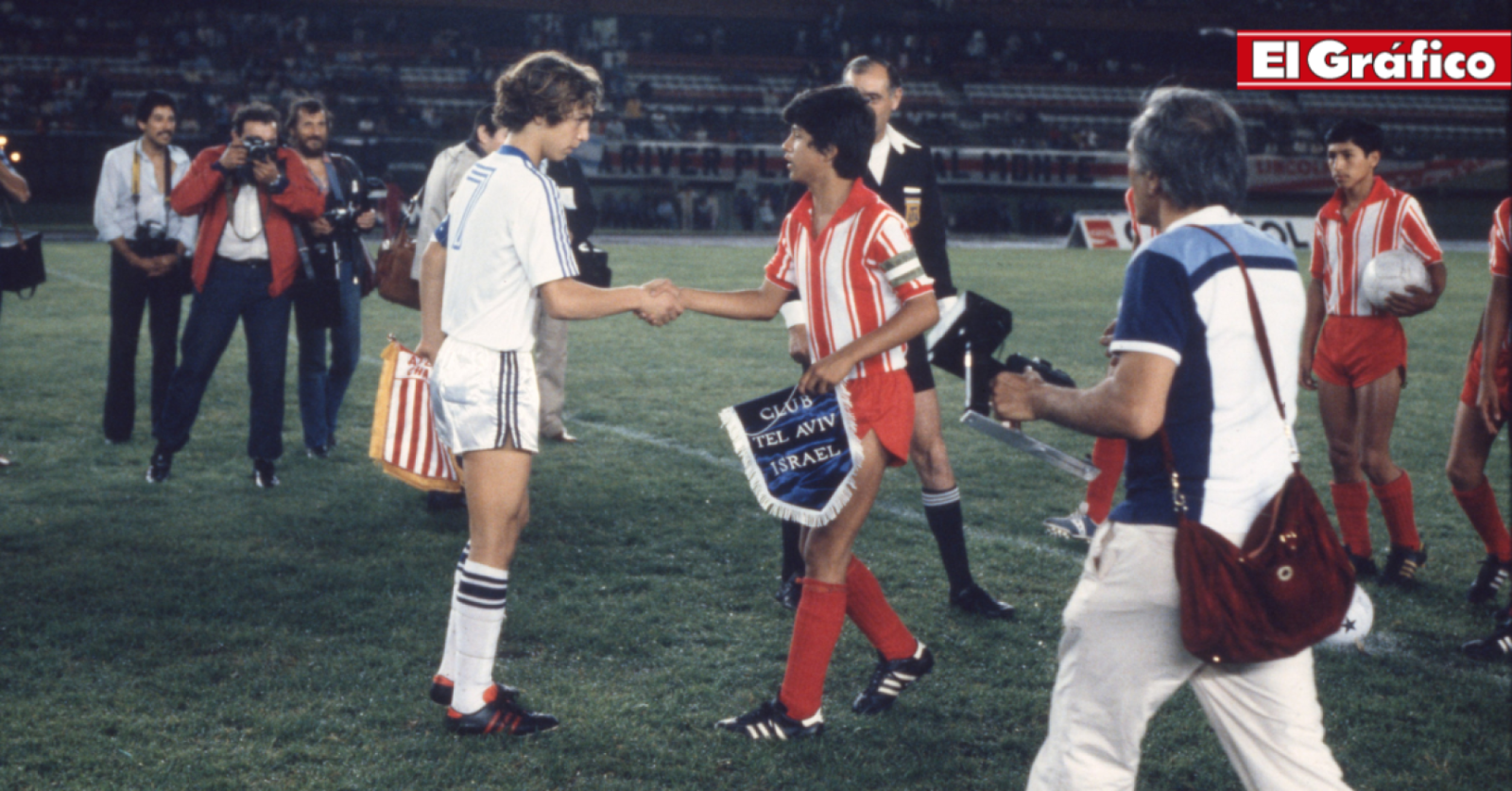 Imagen El saludo entre los capitanes de Maccabi Tel-Aviv y Atlético Chalaco