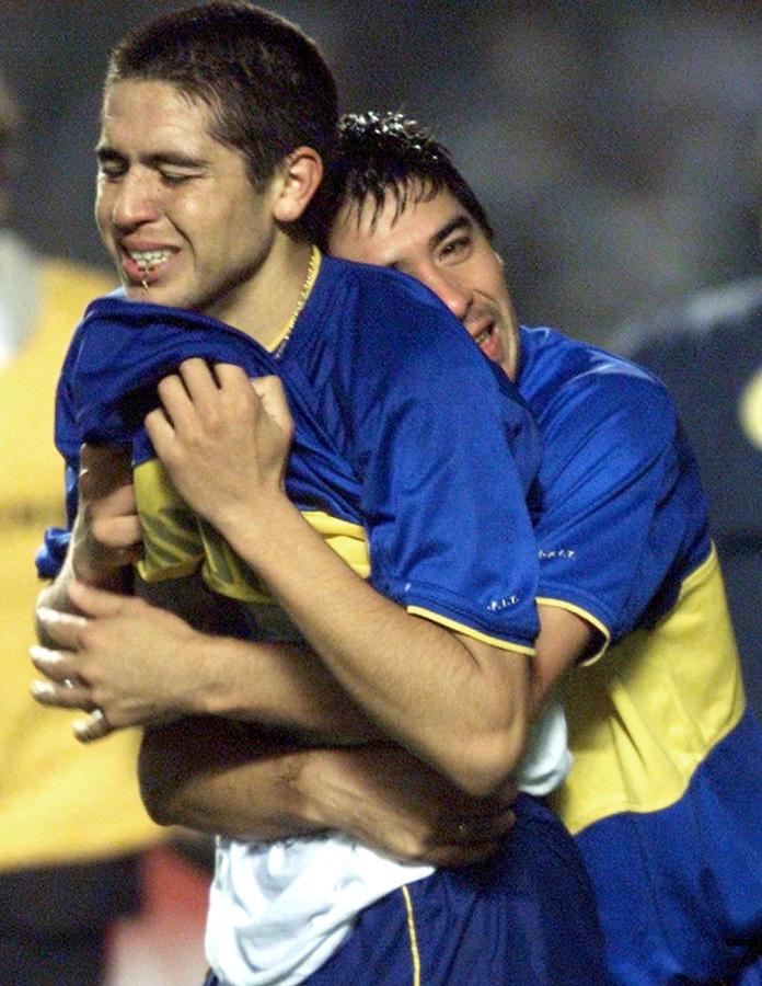 Imagen Riquelme y Basualdo, instantes después de ganar la Libertadores 2000 con Boca.
