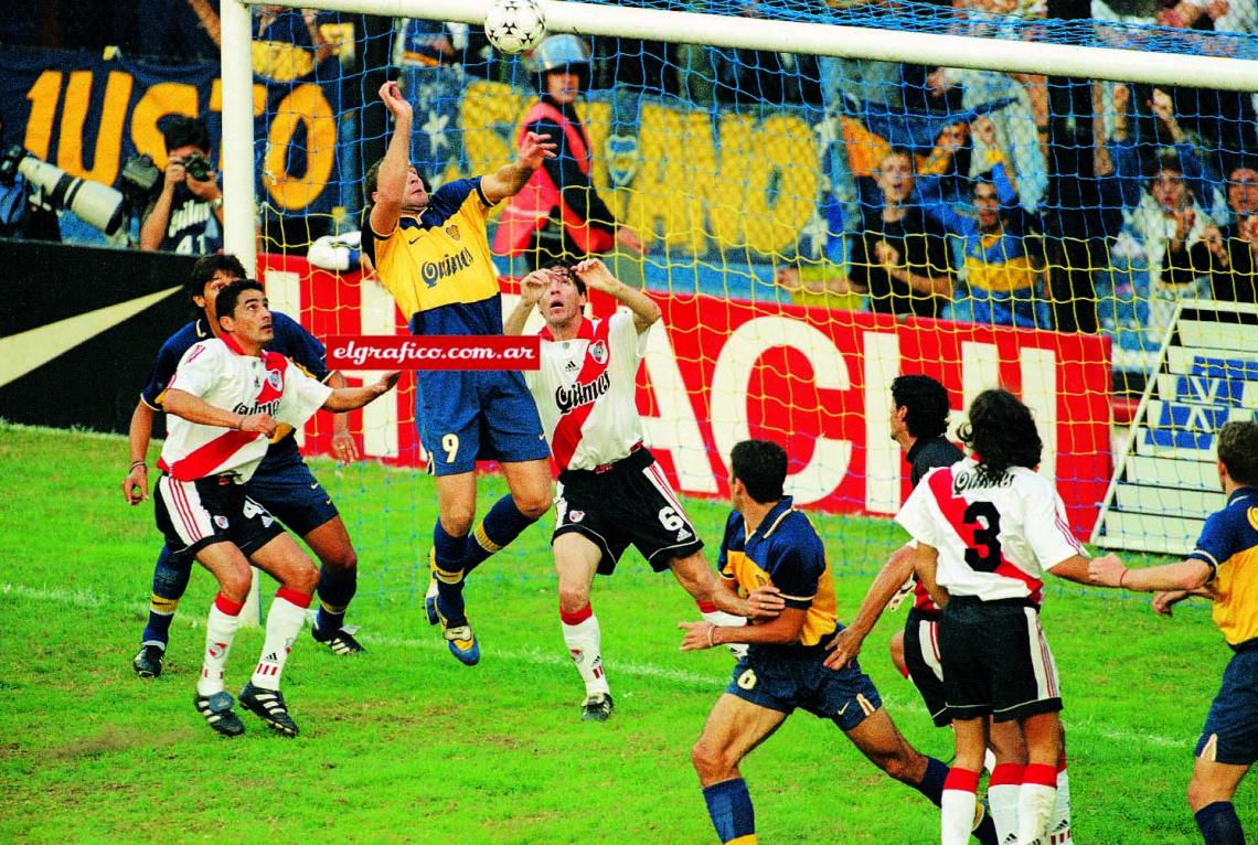 Imagen Palermo arrastra la marca en el centro cruzado, va a buscar el cabezazo con decisión. A sus espaldas, entró un malón.