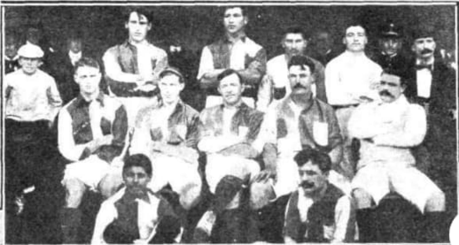 Imagen Año 1906. La primera alternativa de Atlético Tucumán, azul y blanca, las mangas cambiadas.