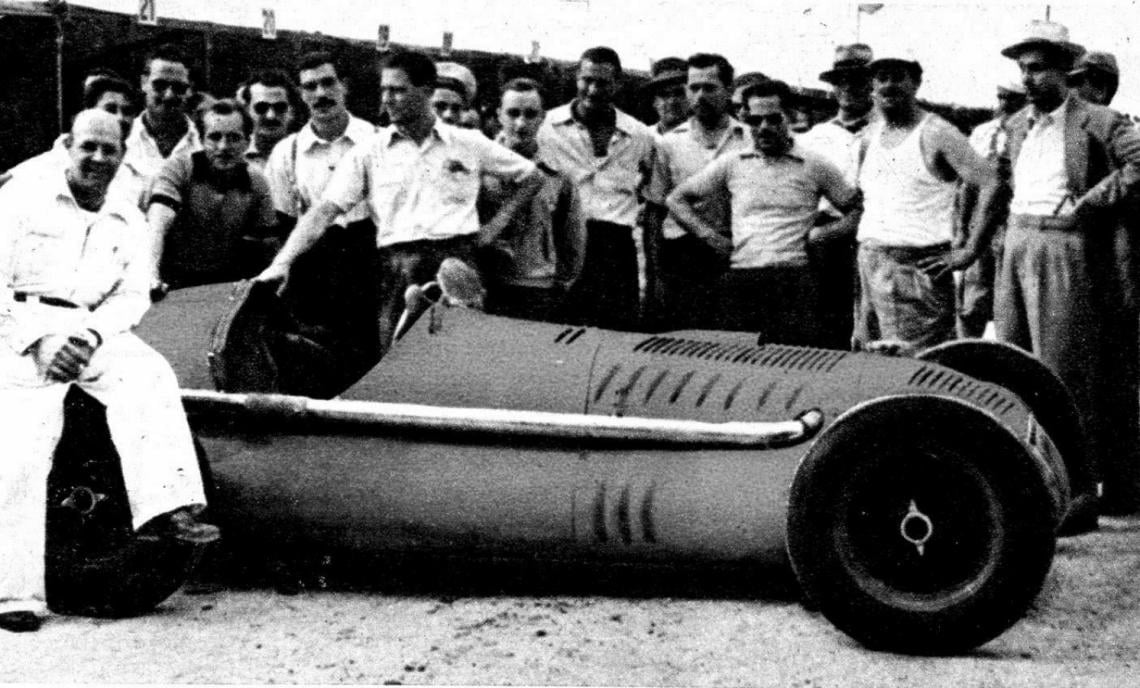 Imagen Los hermanos Domino, que ya supieron de la satisfacción de hacer un Cadillac ganador de unas 500 millas, están afinando a otro coche de esa marca, en 8 cilindros, que condujo Campos y demuestra andar fuerte. 