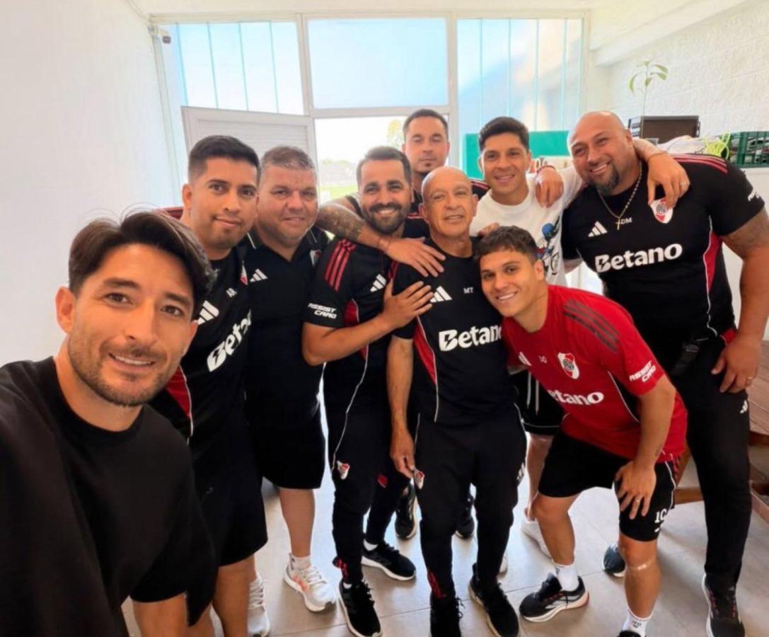 Imagen La despedida de Milton Casco y Enzo Pérez de River.