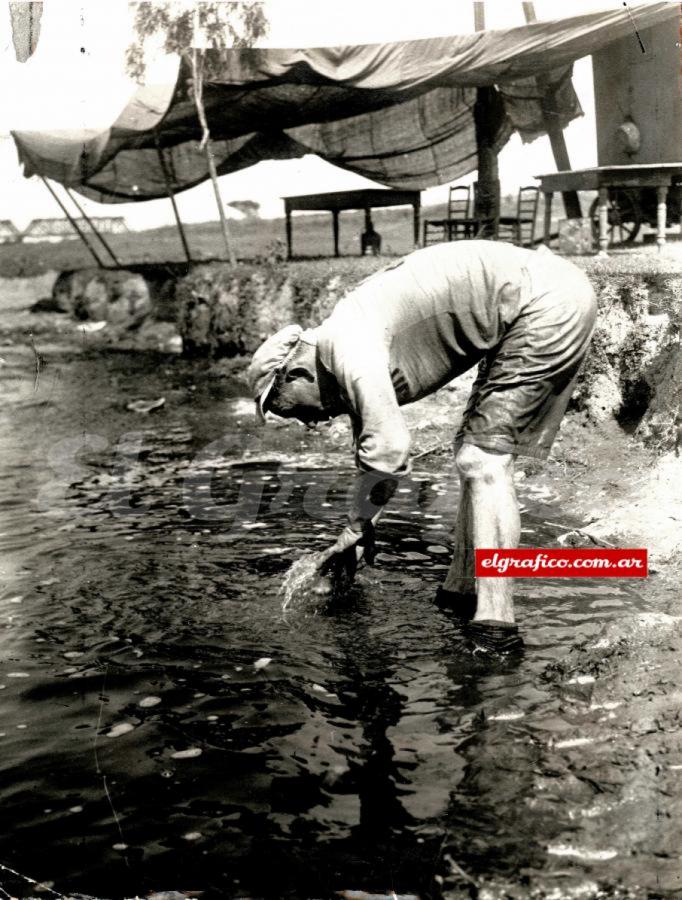 Pompei solía estimularse con vino para largas distancias y en esta foto, se “estimuló” tanto en el puestito que se ve al fondo que tuvo que ir a un arroyo para refrescarse.