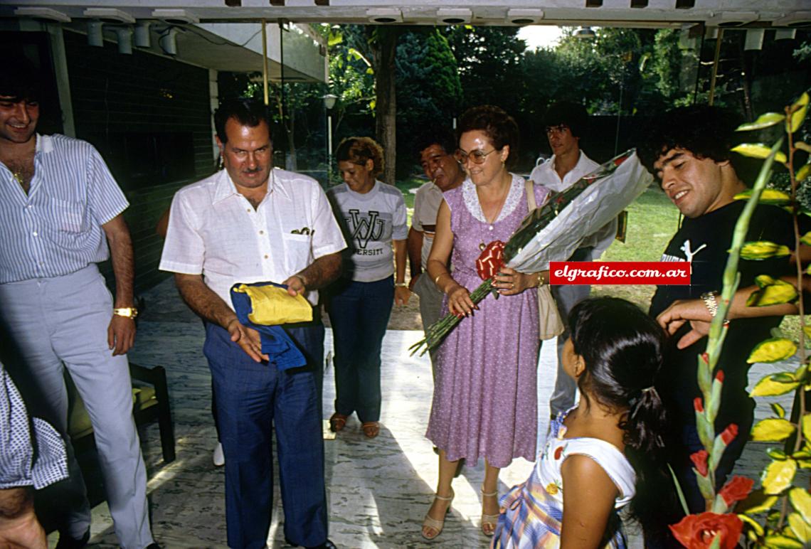 Imagen Los padres de Kempes se retiran de la casa con los obsequios de Maradona. Diego, feliz, acaricia a Claudita, su hermana menor. 