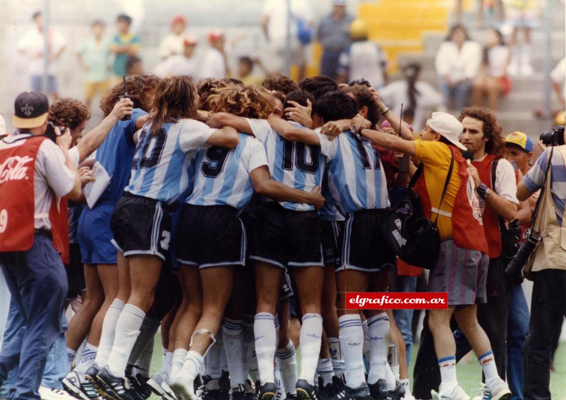 Imagen El plantel festeja.