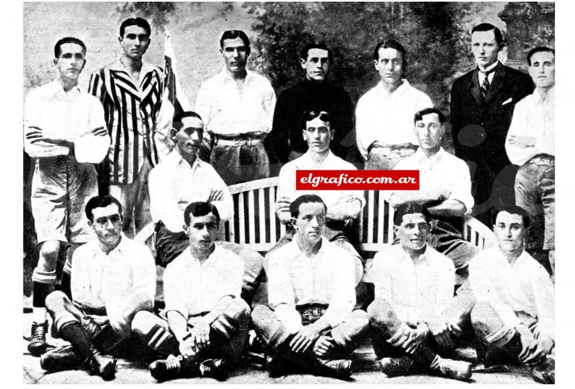 Este es el equipo que en 1916 obtuvo el segundo puesto, actuación que Platense repitió 33 años después, cuando por coincidencia también Racing fue campeón. En primera fila: Fraga, Calvetti (juez de raya); Berti, Abraham Pérez, Ansaldo, Goodfellow, (presidente) y Adán Pérez. En el banco: Santángelo, Zacheo y Alberto Felisari. En el suelo: Ángel García, Luis Felisari, Sinigaglia Balmaceda y Amores. Ya usaban otra casaca...