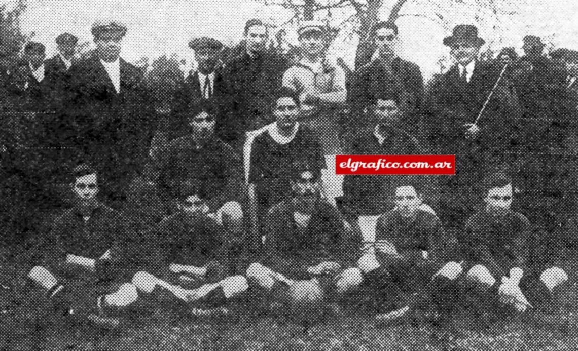 Imagen TEAM DE TIGRE QUE EN 1911 debutó oficialmente en la Asociación Argentina de Football. En esta foto aparecen, de izquierda a derecha, de pie: Reynaldo Dodds (cap.), A. Morando y A. Rumbado; en el centro, F. Martínez, A. Voena y E. Dellagiovanna; sentados, Dimitrijovich, F. Crespo, C. Merelo, N. Martínez y H. Dodds. A la derecha de Reynaldo, José Dellagiovanna; a la derecha de éste, el referee Sundorf, y a la izquierda de Rumbado, don Juan 