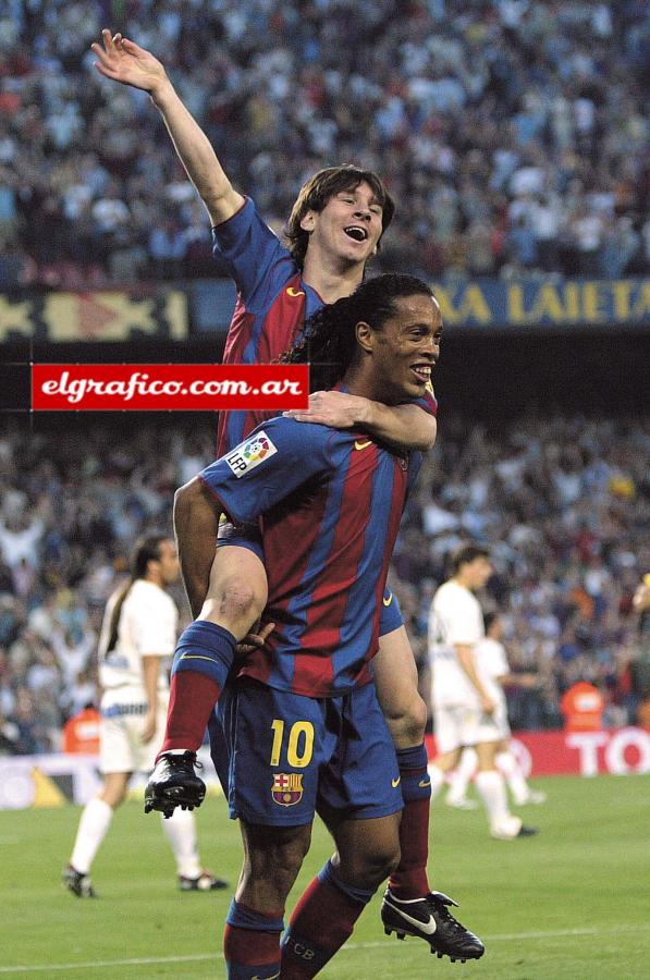 Imagen Primer gol en el Barcelona, ante el Albacete, tras un pase de su amigo Ronaldinho, quien lo paseó en andas. En 2008 heredó la 10. 