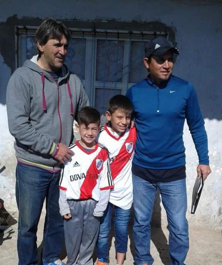 Imagen El día que Echeverri viajó a Buenos Aires para probarse en River.