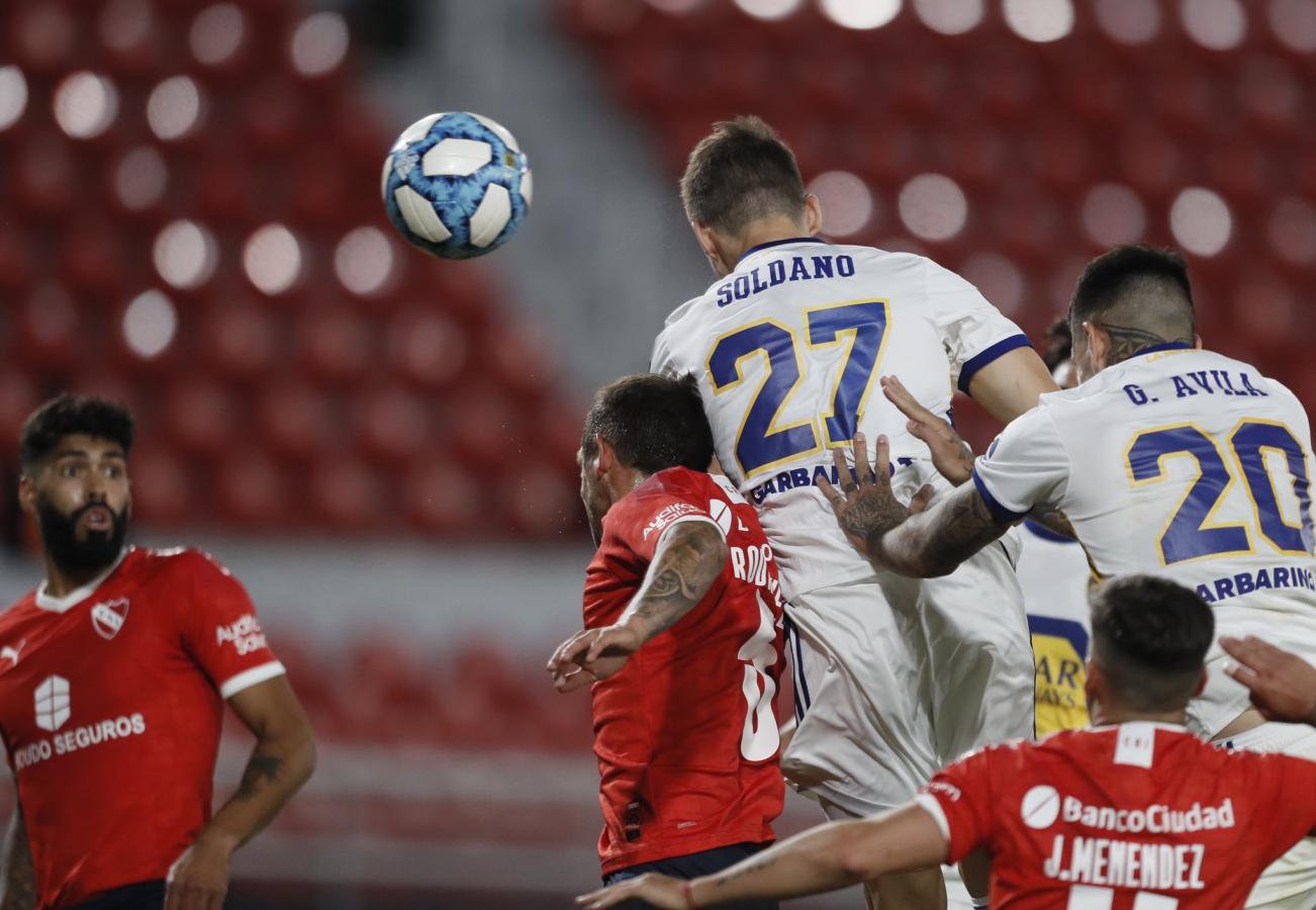 Imagen Soldano conecta de cabeza el centro de Cardona y pone el 1-1 parcial.