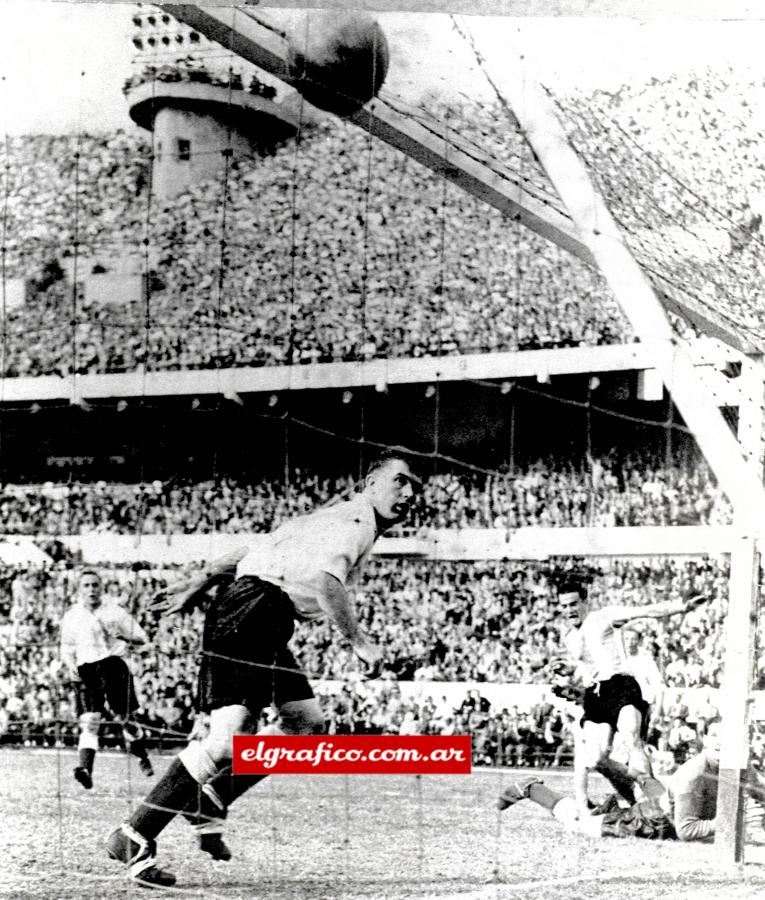 Imagen Otro ángulo del gol de Grillo, por el que se festeja en Argentina el "día del futbolista".