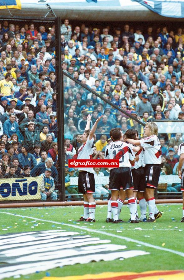 Imagen Uno de los goles más importantes en la vida de Fernando. Frente a Boca en la Bombonera, sirvió para que River gané por 1 a 0. Los brazos abiertos y la mirada a los hinchas de River que aquella tarde se hicieron presentes en el Alberto J. Armando.