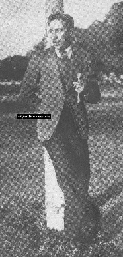 Imagen Otra vez en su viejo y querido Parque Patricios, escenario de sus correrías infantiles, que lo ha visto regresar convertido en hombre serio y en padre de una morocha italianita...