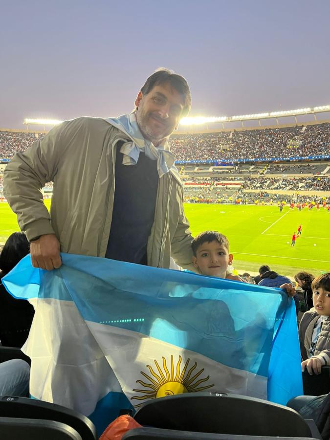 Imagen La bandera y los chicos, un solo corazón.
