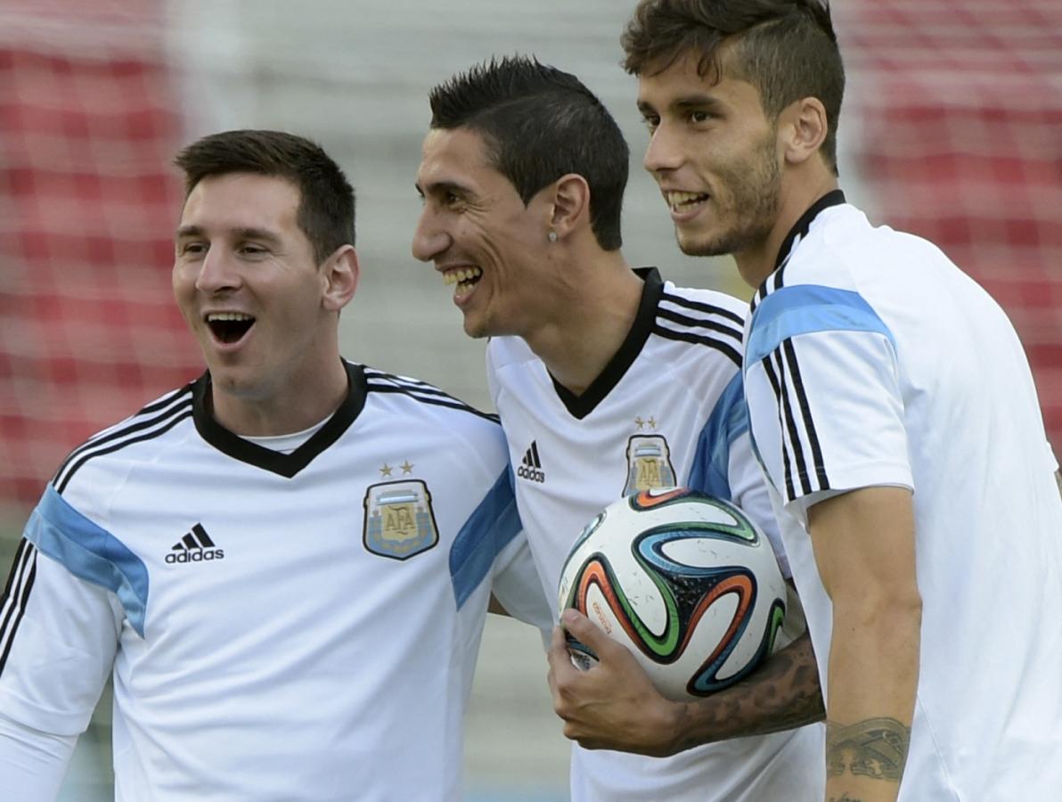 Imagen Ricky Álvarez, con Messi y Di María en un entrenamiento en Brasil 2014 (JUAN MABROMATA / AFP)
